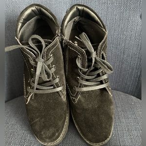 Black suede boots by David Tate, size 8. Leather upper.